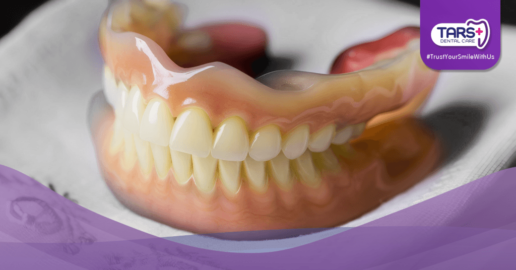 Gigi Tiruan Bau dan Berjamur